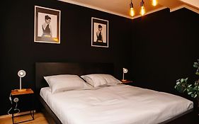 Modern & Black - City - Netflix - Wifi - 4 Person